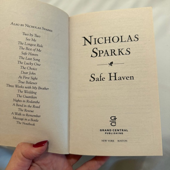 Nicholas Sparks 'Safe Haven' Novel - Blue Cover - Picture 4 of 6